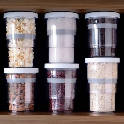 Recipientes transparentes com alimentos variados em prateleira de madeira