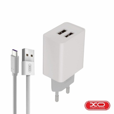 Carregador USB branco com duas entradas e cabo USB tipo C e USB padrão XO.