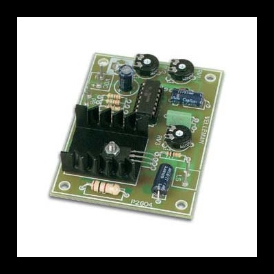 Placa de circuito com componentes eletrónicos e dissipador de calor preto