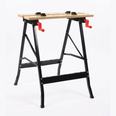 Banco de trabalho metálico com tampo de madeira e manípulos vermelhos