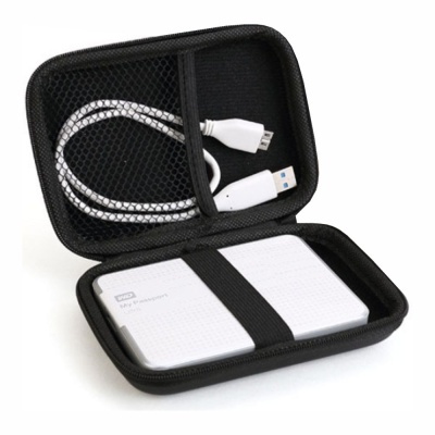 Estojo preto aberto com disco rígido externo branco WD Elements e cabo USB branco