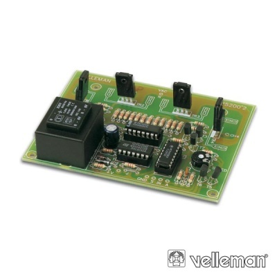 Placa de circuito impresso verde com componentes eletrónicos e relé preto com texto branco