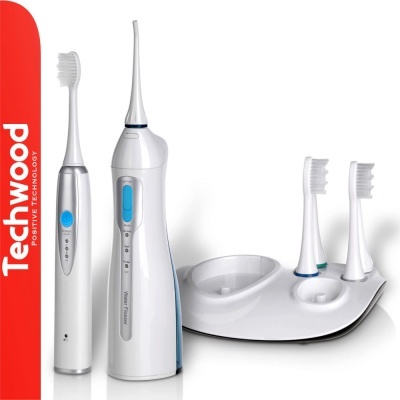 Conjunto de escova de dentes elétrica, irrigador oral e suporte branco com detalhes azuis em fundo branco.