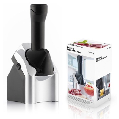 Máquina para gelados de fruta preto e prata com embalagem ao lado