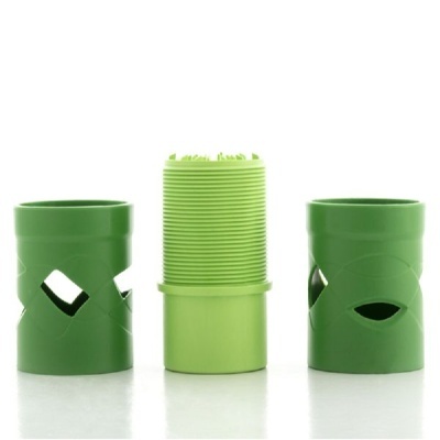 Três peças de plástico verde com diferentes texturas e recortes sobre fundo branco