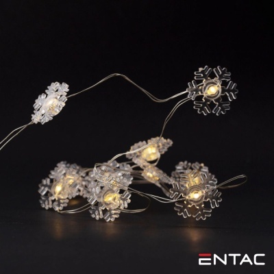 Corda de luz com flocos de neve e luzes quentes sobre fundo preto com marca ENTAC