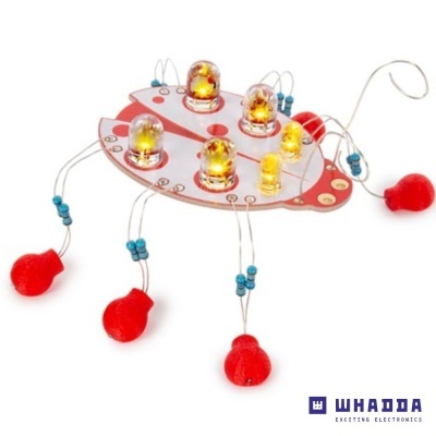 Robot inseto branco e vermelho com luzes LED amarelas e pernas com contas azuis e pés vermelhos