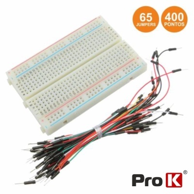 Placa de ensaio branca com jumpers coloridos e texto indicando 65 jumpers e 400 pontos