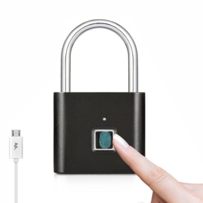 Cadeado preto com sensor biométrico e dedo a tocar o sensor