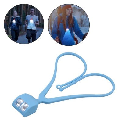 Luz LED azul pendurada no pescoço usada por pessoas em atividades ao ar livre