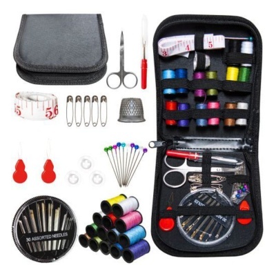 Kit de costura com bolsa cinzenta, linhas coloridas, tesouras, agulhas, fita métrica e acessórios.