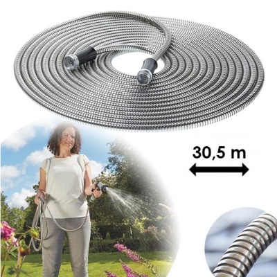 Mangueira de jardim metálica prateada com conectores pretos