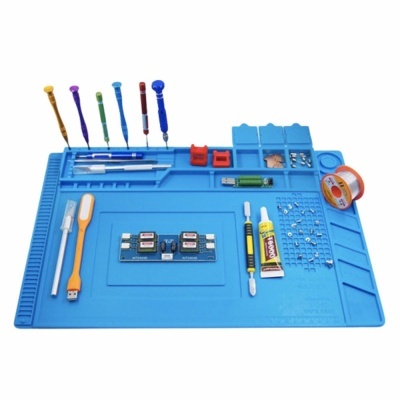 Tapete organizador de silicone azul com ferramentas e componentes eletrónicos