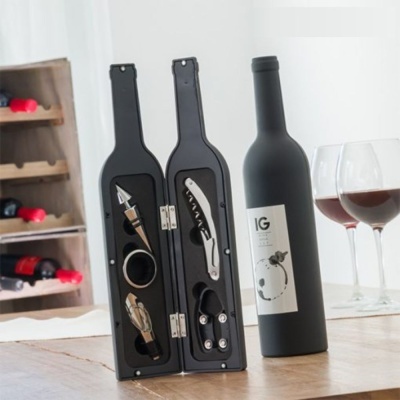 Conjunto de acessórios para vinho em estojo forma garrafa e garrafa preta com taças de vinho