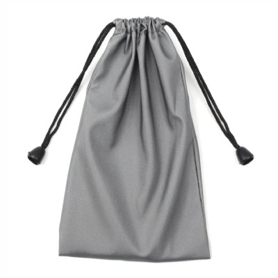 Saco de tecido cinzento com cordões pretos