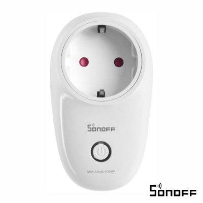 Tomada elétrica inteligente branca marca Sonoff com botão e texto impresso.