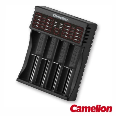 Carregador de baterias preto Camelion com quatro compartimentos