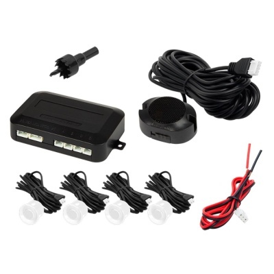 Conjunto de sensores de estacionamento com quatro sensores brancos e acessórios pretos e cabos.