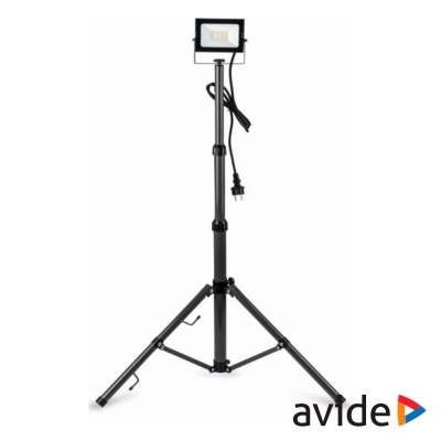 Projetor LED num tripé preto ajustável com cabo e ficha, fundo branco e logo 'avide'