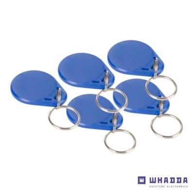 Cinco porta-chaves eletrónicos azuis com argolas metálicas sobre fundo branco e logo WHADDA