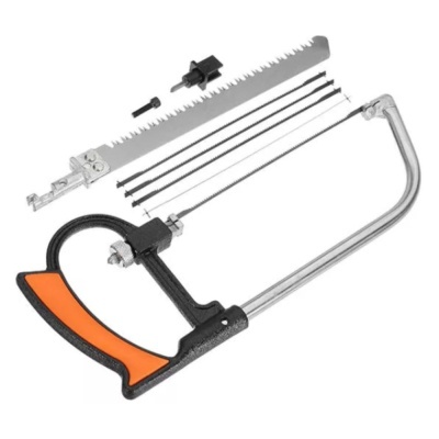 Arco de serra com lâmina serrilhada, cordas pretas e cabo preto com detalhe laranja