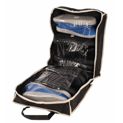 Mala preta aberta com três pares de sapatos embalados em plástico transparente