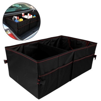 Organizador de malas preto com costuras vermelhas no porta-malas