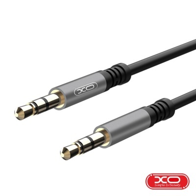 Cabo de áudio jack 3,5 mm com conectores metálicos e marca XO