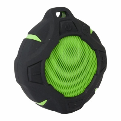 Coluna portátil redonda preta e verde com botões visíveis
