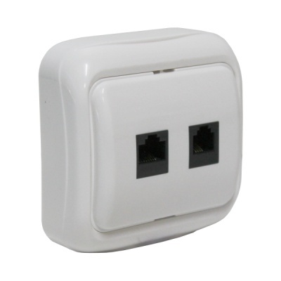 Tomada de parede branca com duas entradas RJ45