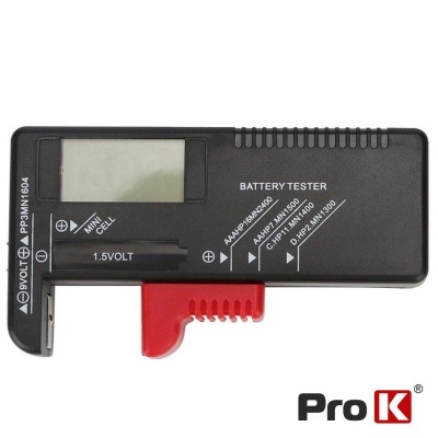 Testador de baterias preto com visor digital e detalhes vermelhos, texto Pro K