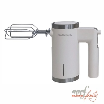 Batedeira manual branca com batedores metálicos e logotipo MELCHIONI family