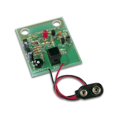 Placa eletrónica verde com componentes e conector para bateria 9V
