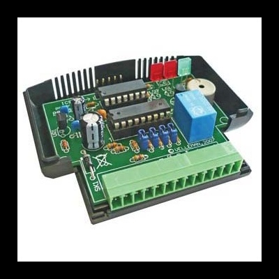 Placa eletrónica com vários componentes e conectores verdes