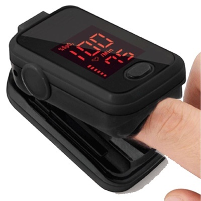Oxímetro de dedo preto com visor LED vermelho e botão, colocado num dedo.