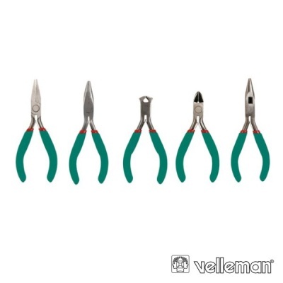 Conjunto de cinco alicates com cabos verdes e detalhes vermelhos sobre fundo branco