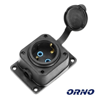 Tomada elétrica embutida preta com tampa articulada e logotipo ORNO.