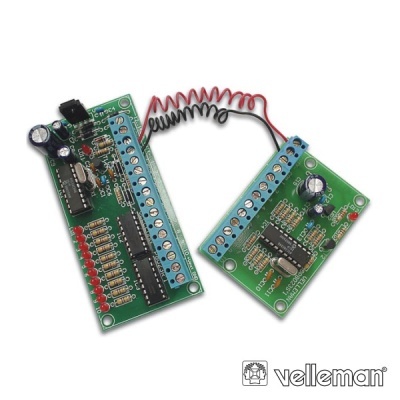 Duas placas eletrónicas verdes ligadas por fios enrolados