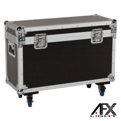 Mala transportadora preta com metal prateado e rodízios azuis