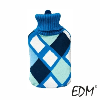 Frasco de água quente com capa de tecido azul e padrão de losangos