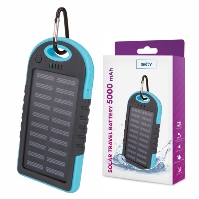 Carregador portátil solar preto e azul com mosquetão e embalagem colorida