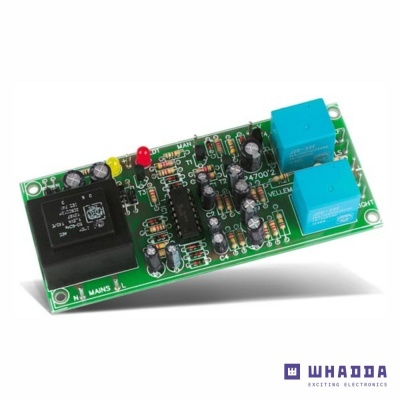 Placa eletrónica verde com relés azuis e componentes diversos