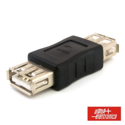 Adaptador USB fêmea para USB fêmea com corpo preto e conectores metálicos prateados