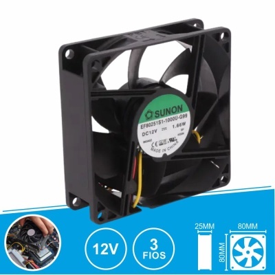 Ventoinha SUNON preta de 80mm x 80mm x 25mm com etiqueta verde no centro e três fios coloridos