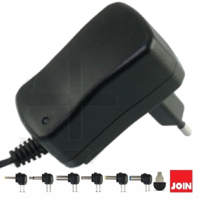 Transformador adaptador de corrente preto com conectores intercambiáveis