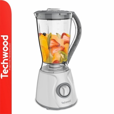 Liquidificador Techwood branco com jarro transparente cheio de frutas e seletor rotativo