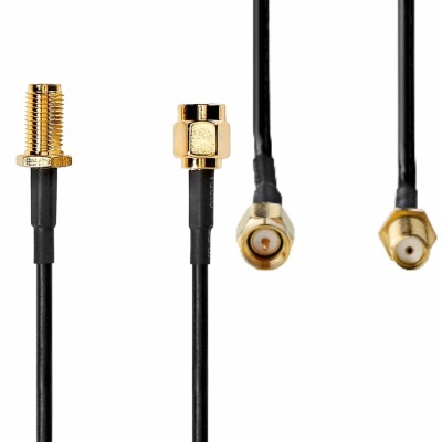 Cabo de antena com conectores coaxiais dourados em fundo branco