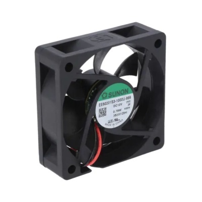 Ventoinha de refrigeração preta quadrada com etiqueta verde e branca no centro