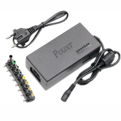 Carregador universal preto com adaptadores coloridos e cabo de alimentação