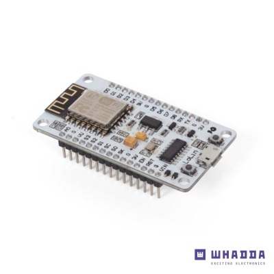 Placa eletrónica branca com chip metálico e pinos pretos